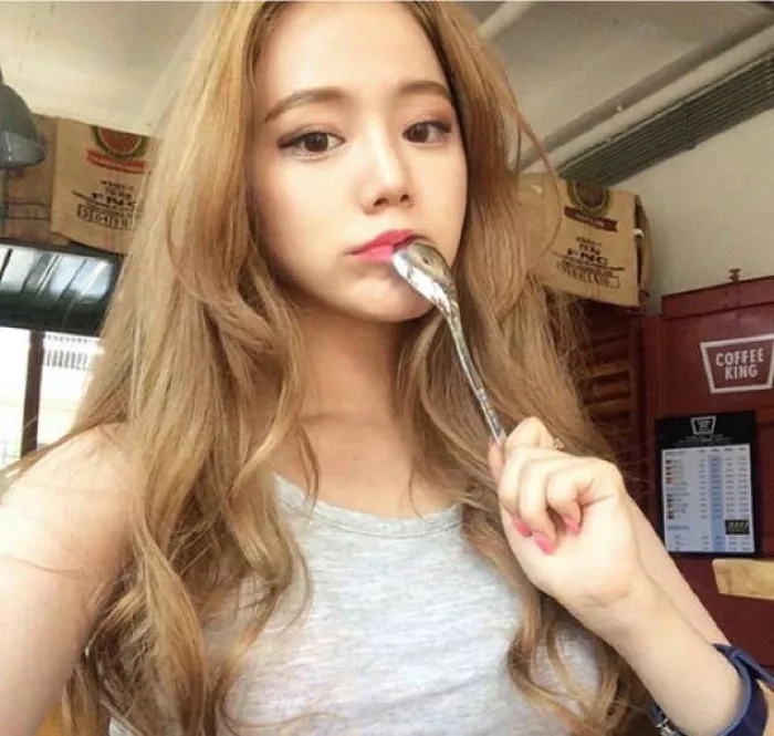 皮肤白皙女生什么发型最显气质？