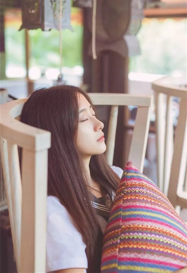 皮肤白皙女生什么发型最显气质？