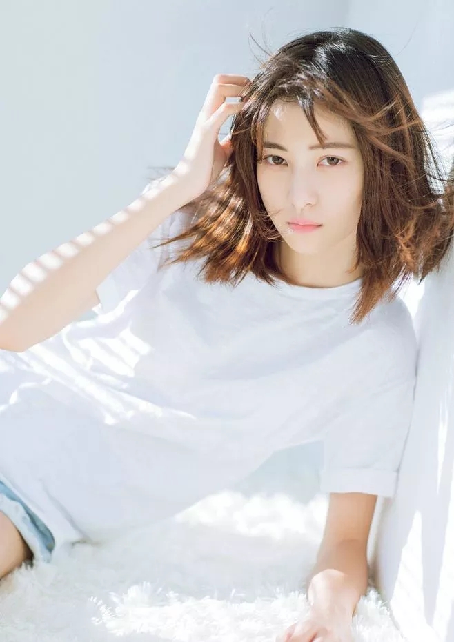 皮肤白皙女生什么发型最显气质？