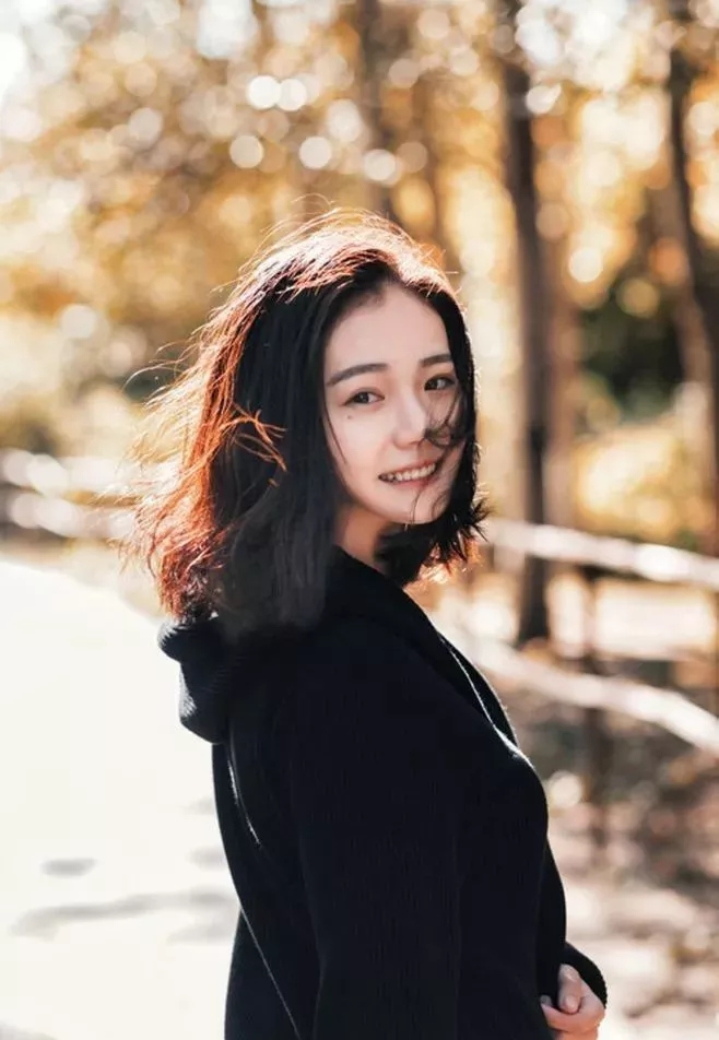 皮肤白皙女生什么发型最显气质？