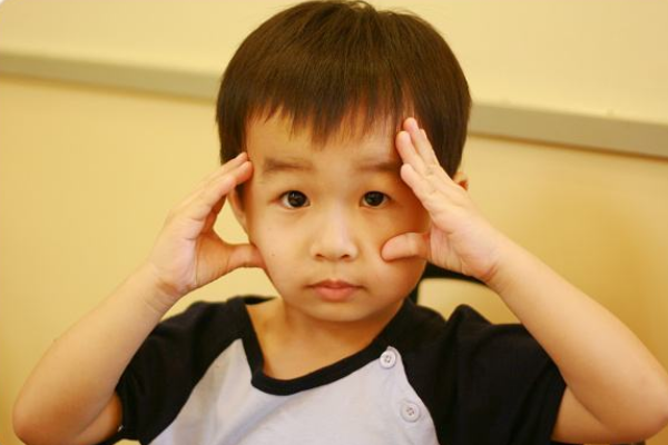 小孩强迫症有哪些表现？应该如何进行治疗？