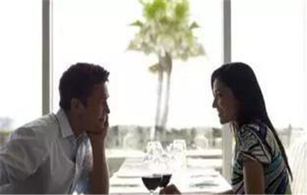 男生“第一次”见你，就喜欢上你的4种表现！