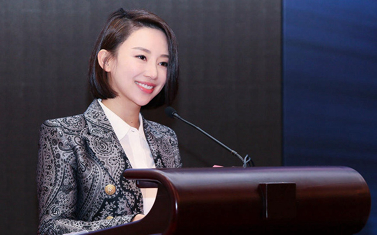 拥有知性美的女人有多美