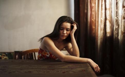 幸福的人都相似，不幸的人各有各的不幸
